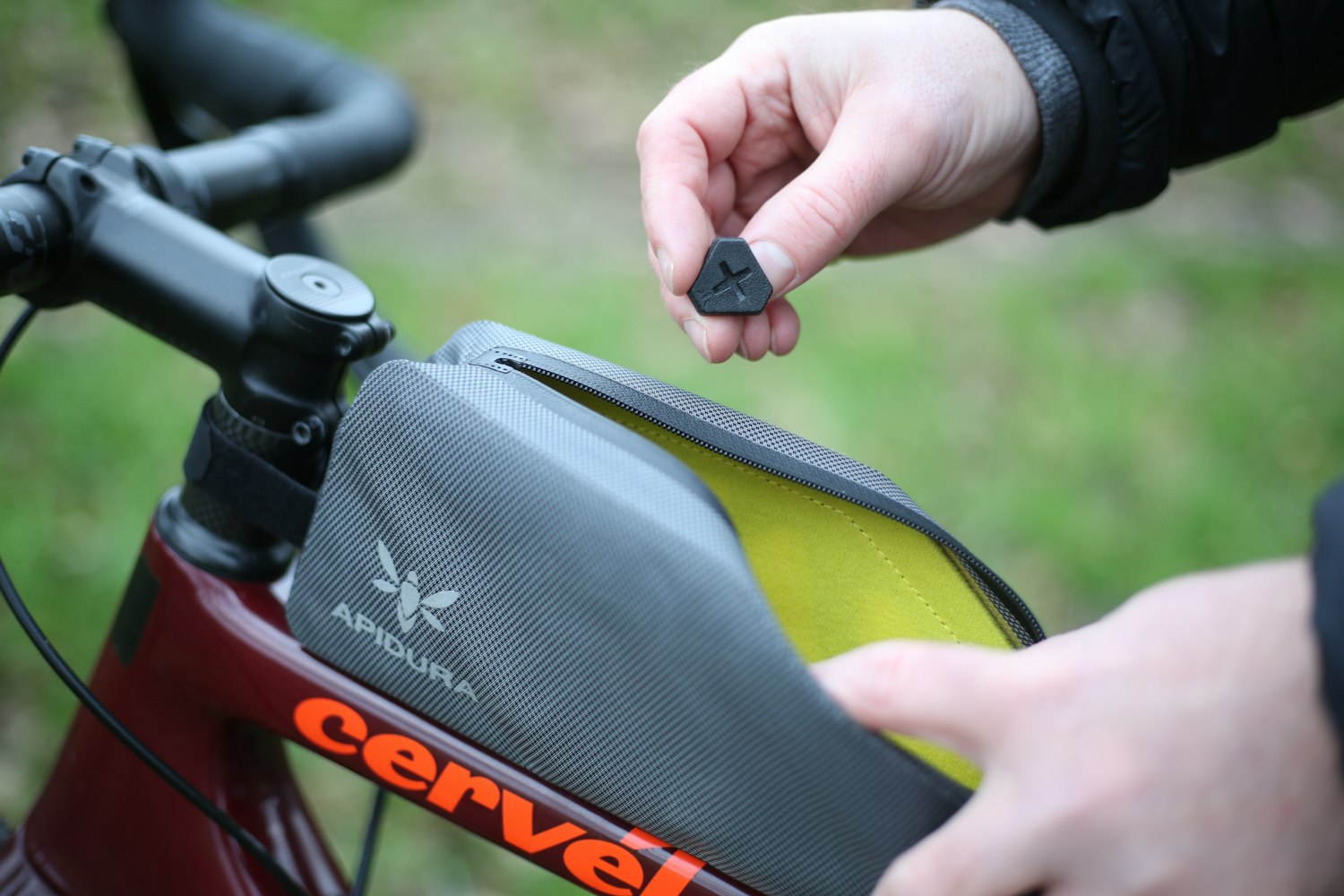 Apidura Expedition Bolt-On Top Tube Pack 1L